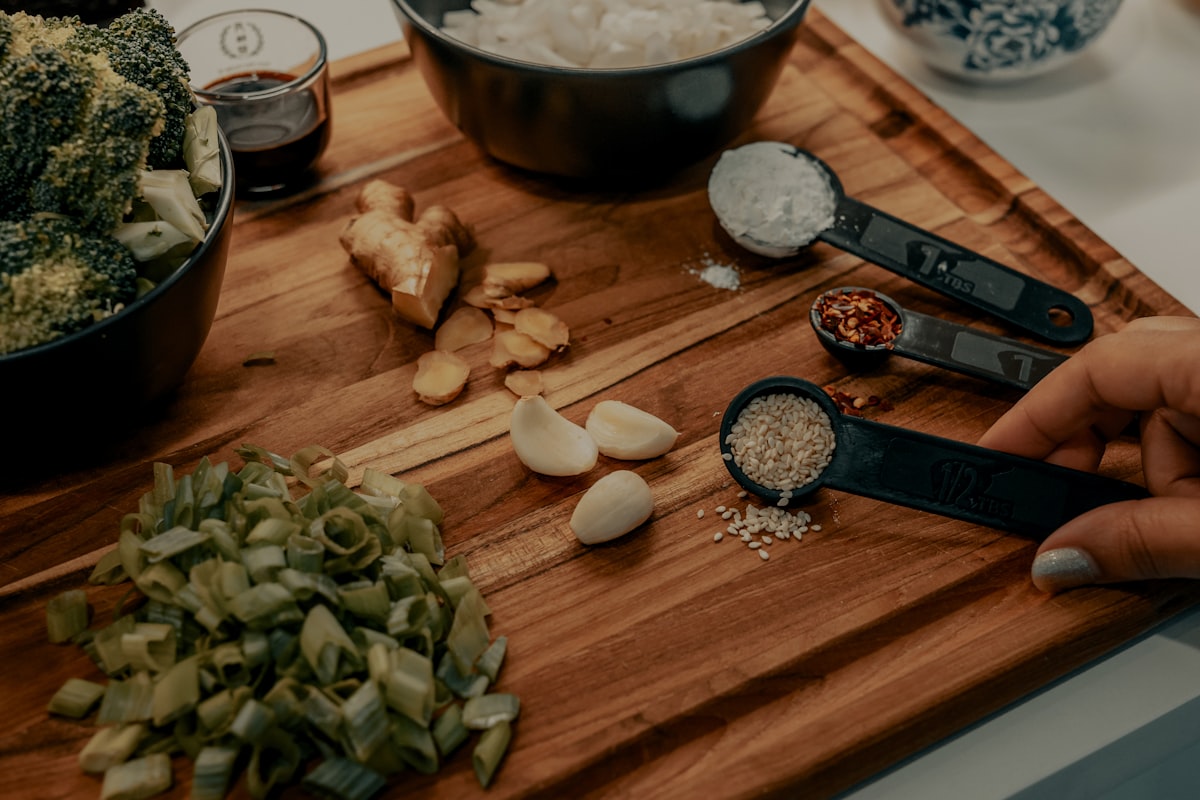 Piatto con alimenti equilibrati e nutrienti
