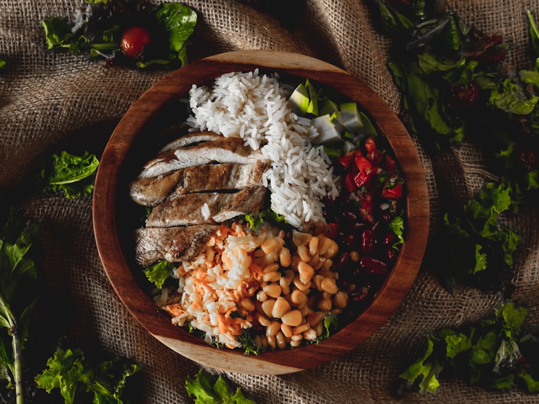 Insalata fresca con verdure colorate e proteine