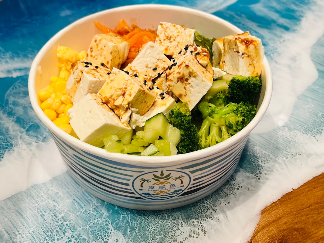 Bowl con quinoa, verdure e avocado