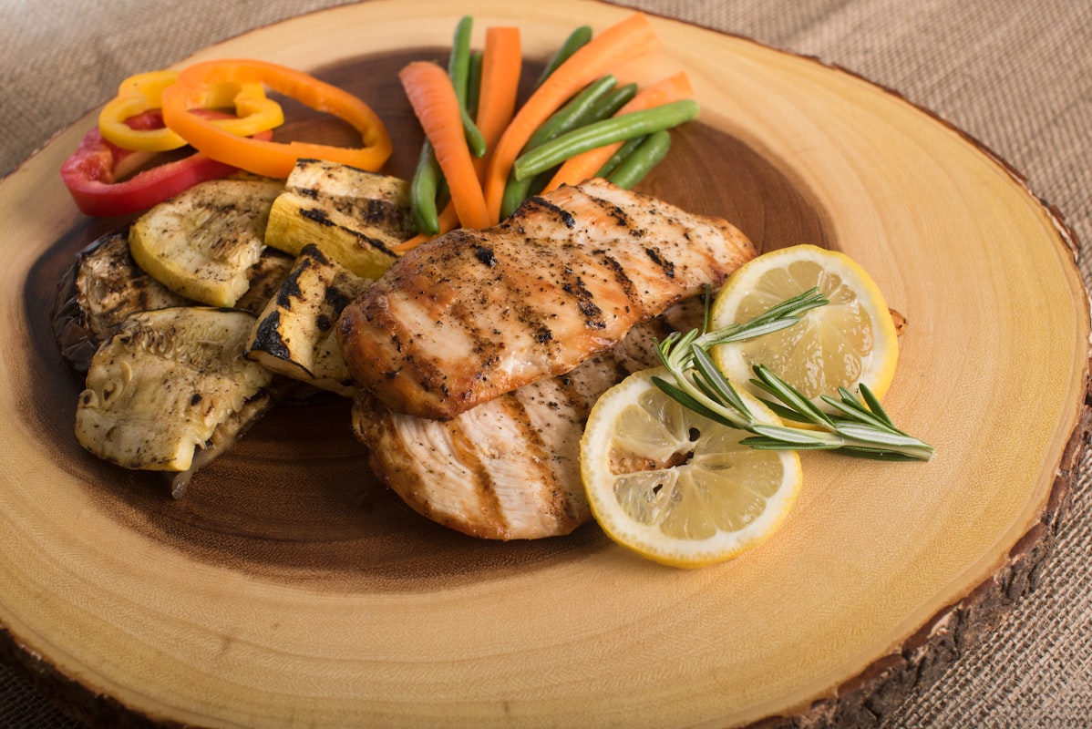 Piatto di pesce con verdure grigliate
